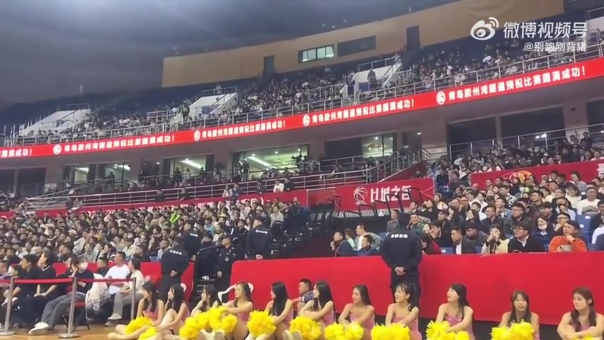 👀辽宁球迷喊:1234!青岛球迷喊:还我艾伦!